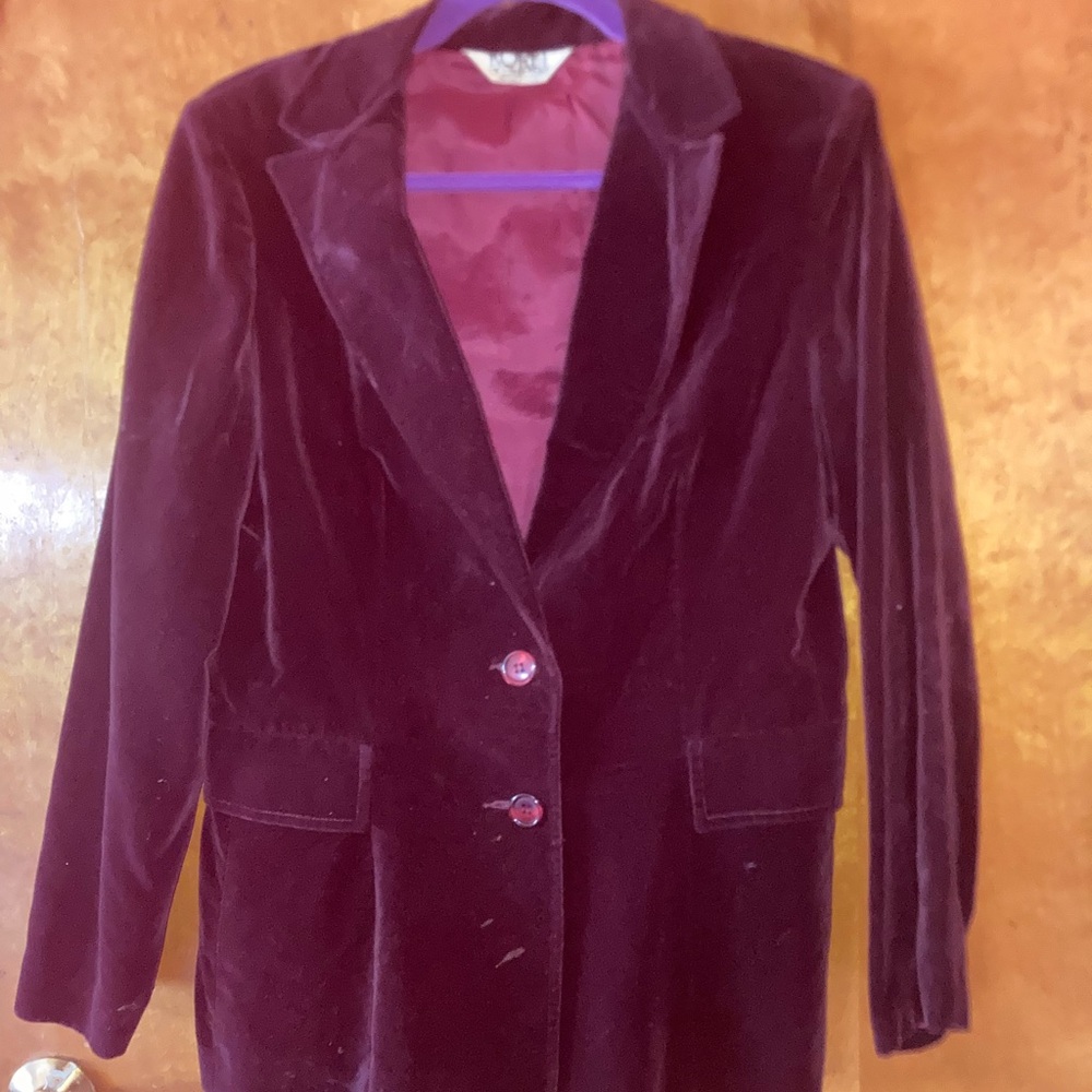 Elegant Burgundy Velvet Blazer